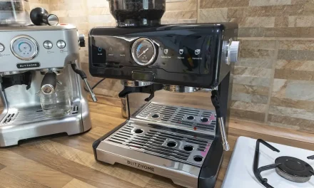 BlitzHome CM7080 presszógép tesztje: A szemnek tetsző, de vajon a kávé is jó?