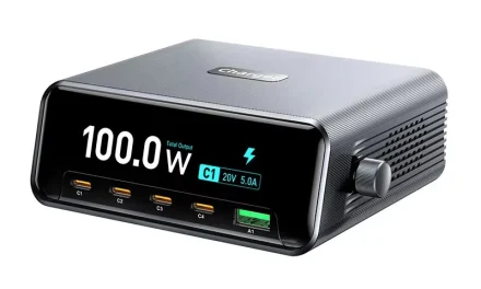 GaN Tech WLX 60D 265W 5 portos USB PD töltő okos kijelzővel a tesztpadon